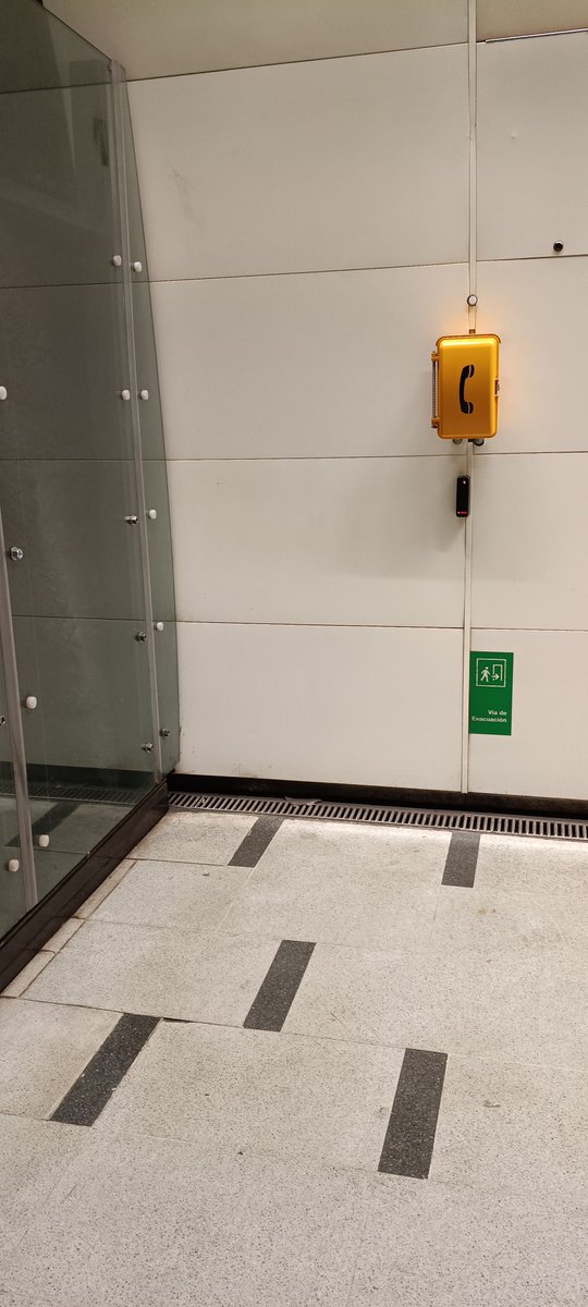 lgpv's tweet photo. @metrodesantiago soy usuario frecuente de la línea 3 plaza Chacabuco, y este rincón de la estación casi todos los días huele a orine, por favor tomar los recaudos. https://t.co/yGoBMjz4L2