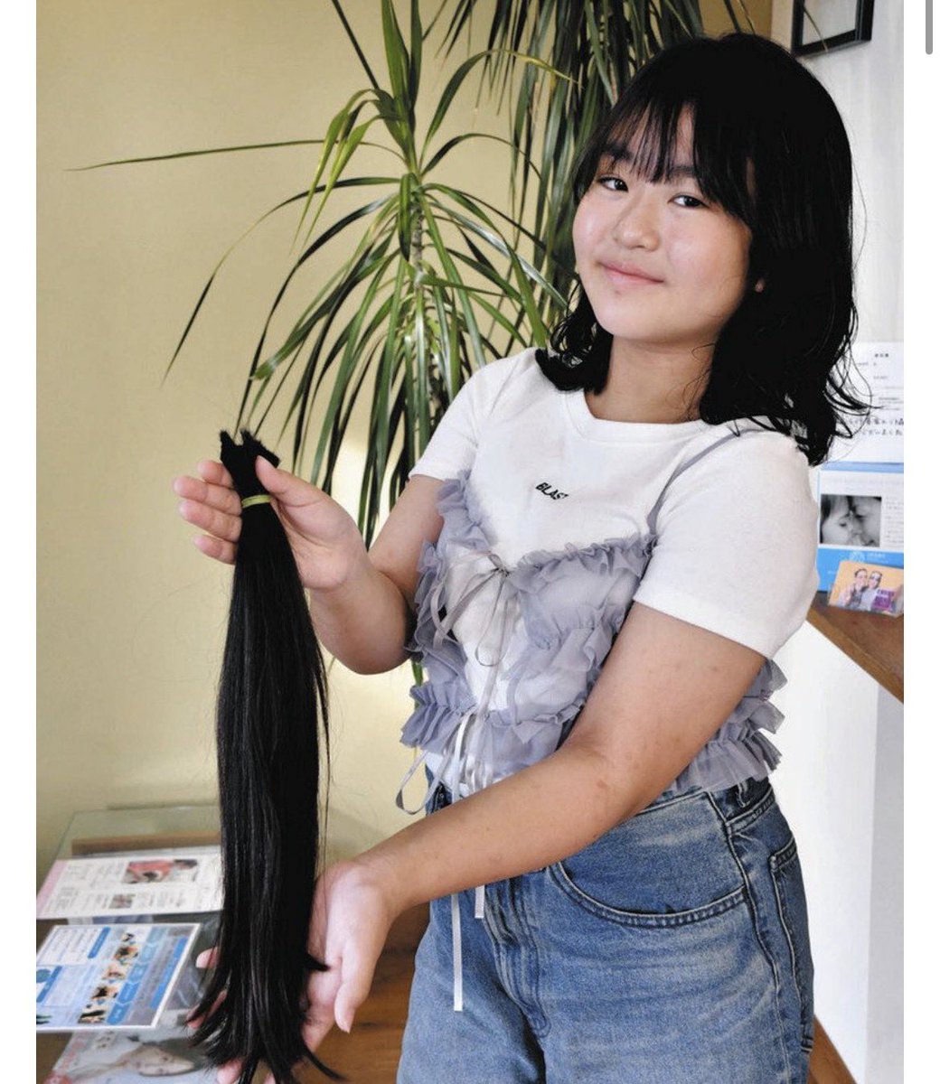 Ghqnllo's tweet photo. 病気や事故で頭髪を失った人に髪の毛を寄付する「ヘアドネーション」をするため、豊橋市八町小5年の小林夢さん（11）が8月28日、幼少期から伸ばし続けた髪の毛を44センチ切った。母と姉に続いての協力で、切り立ての髪の毛の束を手に「少しでも力になれれば」と笑顔で語った。※中日新聞 https://t.co/YmEqwtJNvt