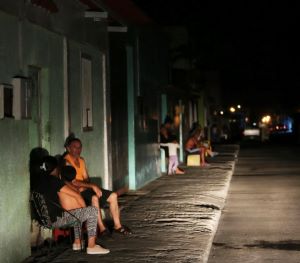 homeroboscan's tweet photo. Estados Unidos sabe que los 176 campos del acuerdo petrolero, hoy casi en ruinas por el saqueo y descuido de Pdvsa, jamás podrán recuperarse sin un sistema eléctrico eficiente, hoy también en ruinas por culpa del chavismo...Por eso ejecuta a marchas forzadas un plan de recuperación de la Represa el Guri y de la red de distribución eléctrica...La alemana Siemens, General Eléctric y empresas japonesas participan en esa tarea que significará el fin de los apagones en Venezuela...Por otro lado, están siendo recuperadas las refinerías de Amuay y Cardón, en Paraguaná; Jose, en Puerto La Cruz y El Palito, en Morón, de modo que también se acabará el problema de la escacéz de gasolina...Lo mejor es que junto a esos problemas caducará la peor epidemia que ha afectado a Venezuela en toda su historia, el chavismo.