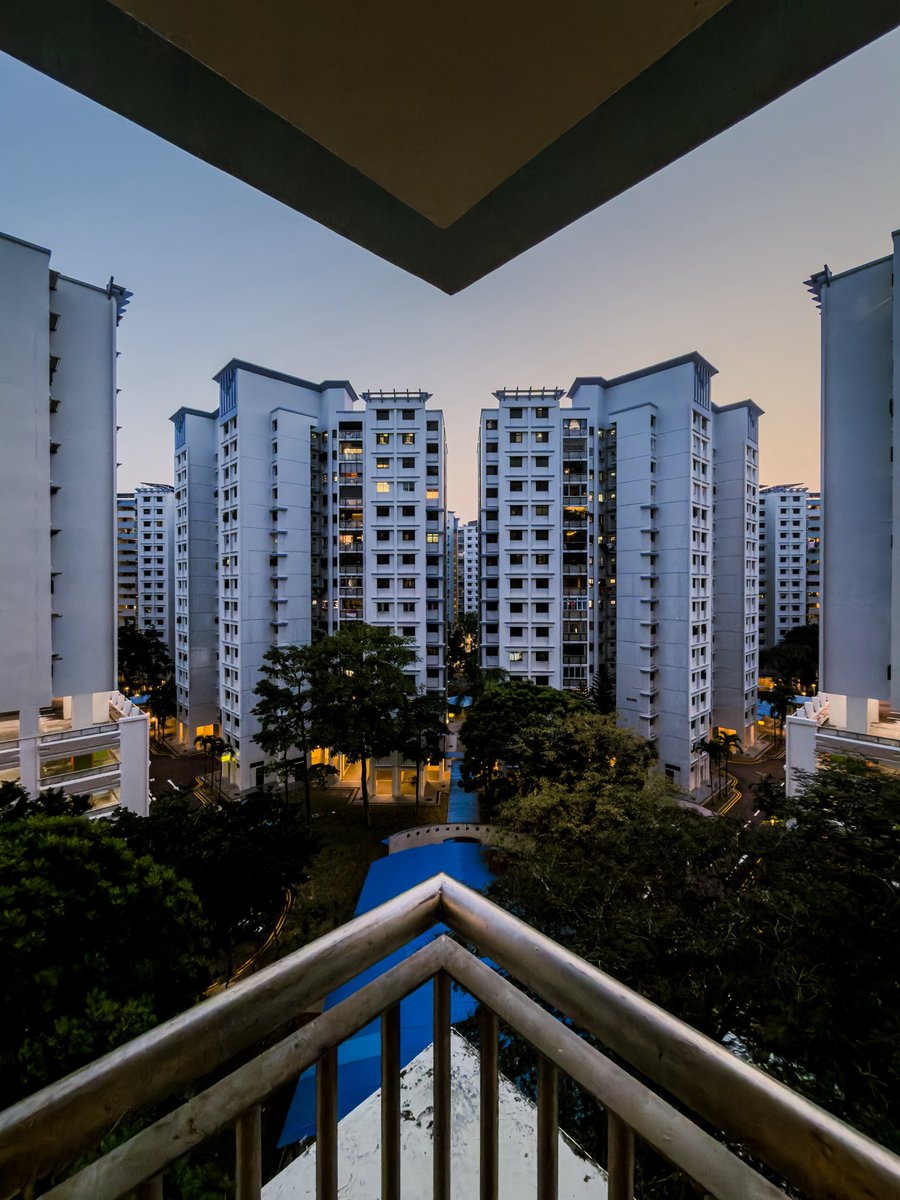 javanng's tweet photo. There’s beauty in the everyday views right outside our doorstep! 🏢🇸🇬
Caught this perfectly symmetrical frame of the blocks in Sengkang.
#HDBeautiful #Singapore #singaporearchitecture #framewithinaframe #symmetrykillers https://t.co/tgZZytvgBT