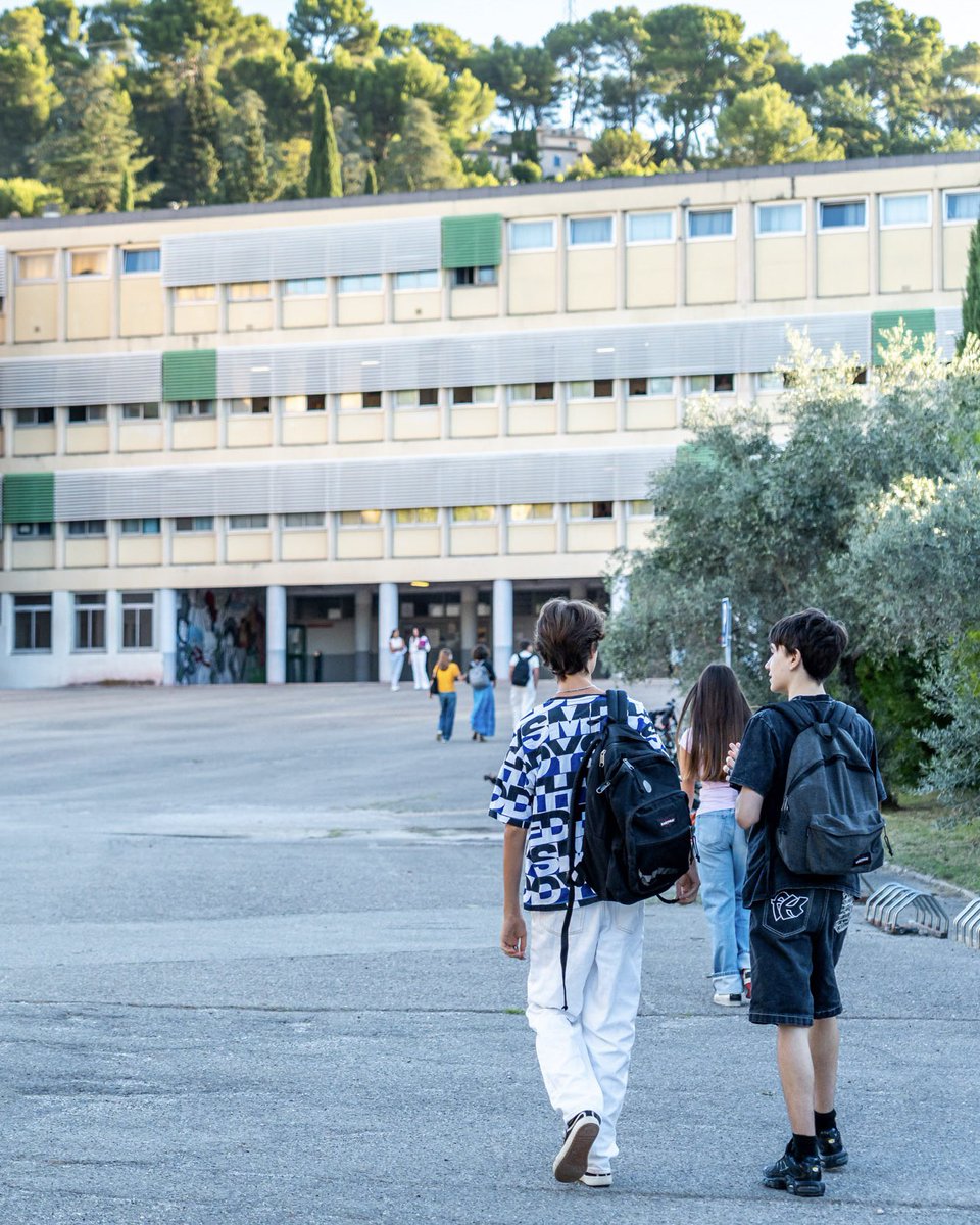RenaudMuselier's tweet photo. Au lycée Cézanne, à Aix, comme dans nos 174 lycées régionaux, c'est la rentrée !

Ici, les internes ont découvert les 87 chambres refaites à neuf. Merci à nos agents régionaux qui ont rendu ça possible.

À nos lycéens : le cadre est là, nos @Transports_zou aussi, à vous de jouer. https://t.co/hHzTnxxsUt