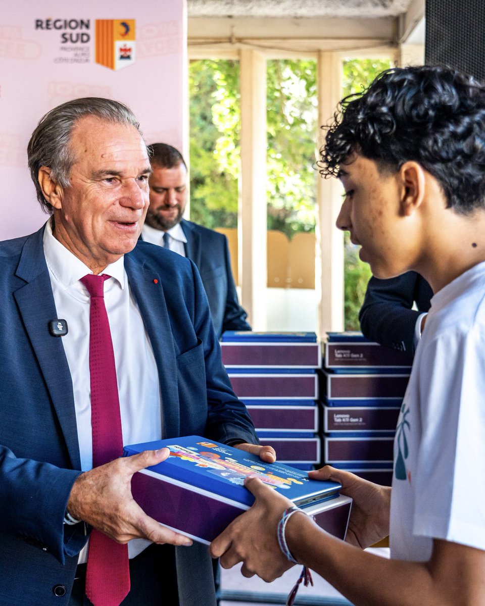 RenaudMuselier's tweet photo. Au lycée Cézanne, à Aix, comme dans nos 174 lycées régionaux, c'est la rentrée !

Ici, les internes ont découvert les 87 chambres refaites à neuf. Merci à nos agents régionaux qui ont rendu ça possible.

À nos lycéens : le cadre est là, nos @Transports_zou aussi, à vous de jouer. https://t.co/hHzTnxxsUt