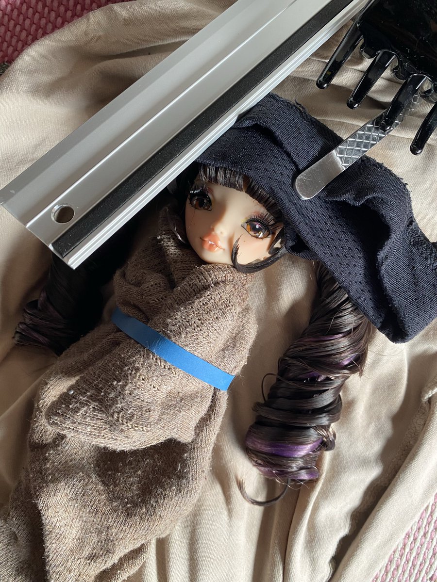 _ceraphin's tweet photo. Random objects to hold her annoying ass bangs in place; GO! The hair clip was essential to help weigh down the tweezer lol https://t.co/mQ0qomKdqV