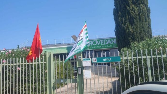 Frances99687883's tweet photo. Prima i lucchetti ai cancelli alla vigilia delle ferie,poi la sostituzione delle serrature.Ora la #Brovedani di #Modugno definitivamente non riapre a settembre. 44 #dipendenti con contratto di solidarietà in scadenza e a rischio #licenziamento. #Urso sarà a #Bari venerdì? https://t.co/QfgvZcNaNs