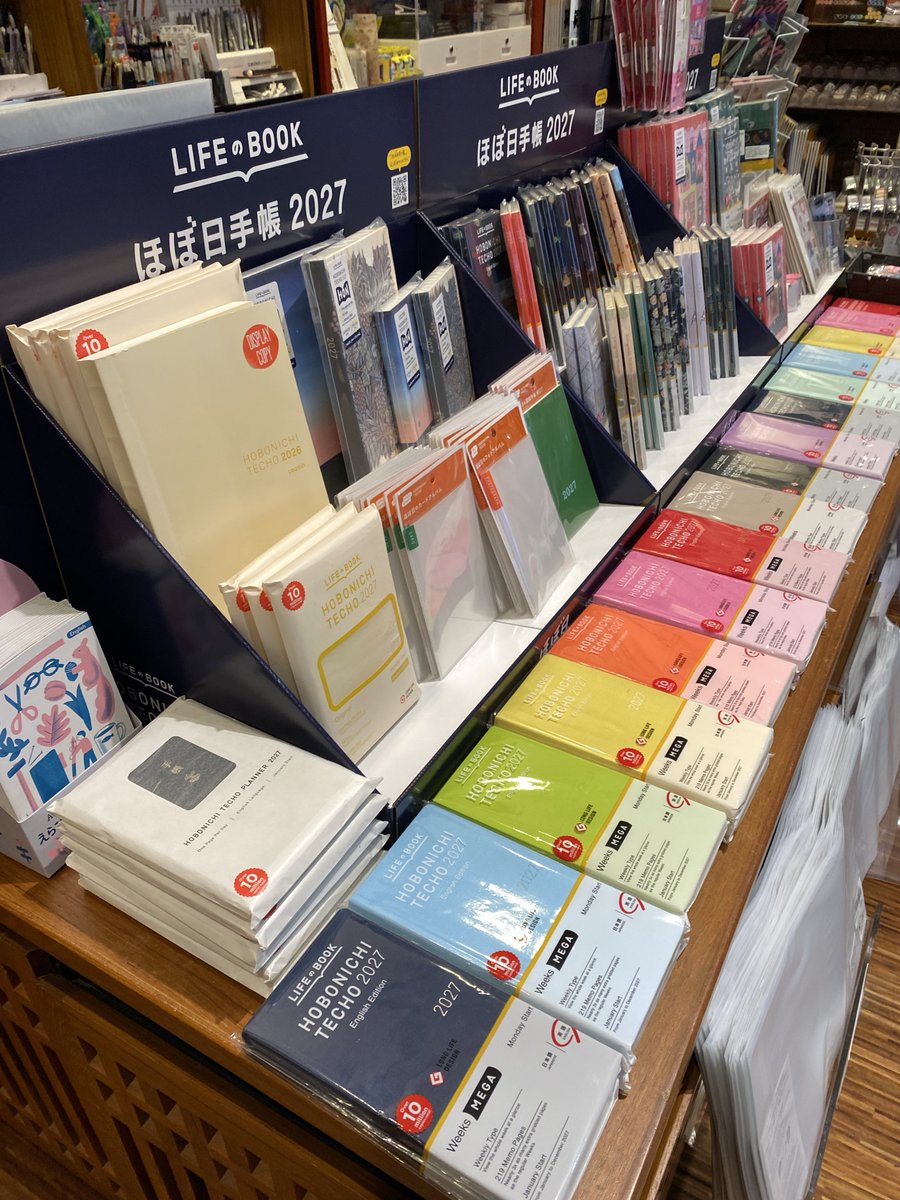 nokkyhuhu's tweet photo. สาวก hobonichi ไม่ต้องไปสั่งเวปเสี่ยงภาษีนำเข้า หรือฝากหิ้วแพงๆแล้วนะ เพราะคิโนะเค้าก็เอาเข้ามาขายจ้า ขายวันแรกวันเดียวชนกับ ญป ไปเลย ปังๆๆๆ🥳 https://t.co/wZ29Hy6r8j