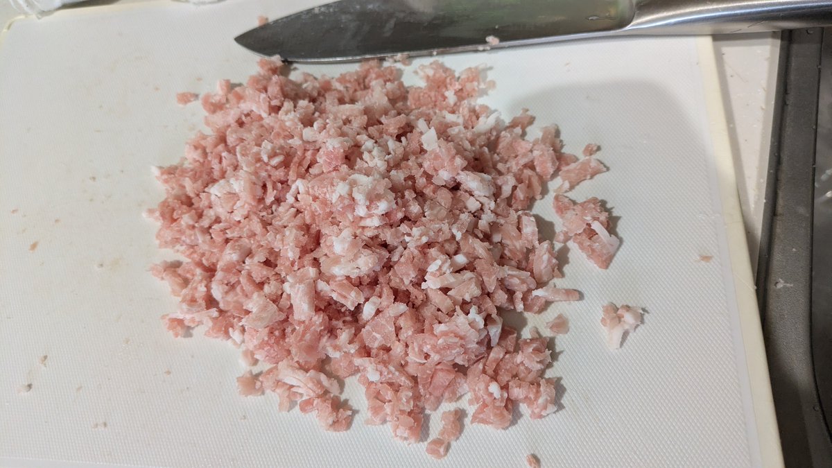 m19341934's tweet photo. 今夜は母が『木綿豆腐があるから何にしよう？』って言ってたので、自分の分は麻婆豆腐でも作ろうかと思ったけど挽き肉がなかったので冷凍してあった豚肉を細かく切って挽き肉代わりにして作ることに···。

まずみじん切りにしたニンニクと生姜をじっくりと炒めていきます。
#枢ごはん
#ナナニジ料理部 https://t.co/zOwnD4VBPK