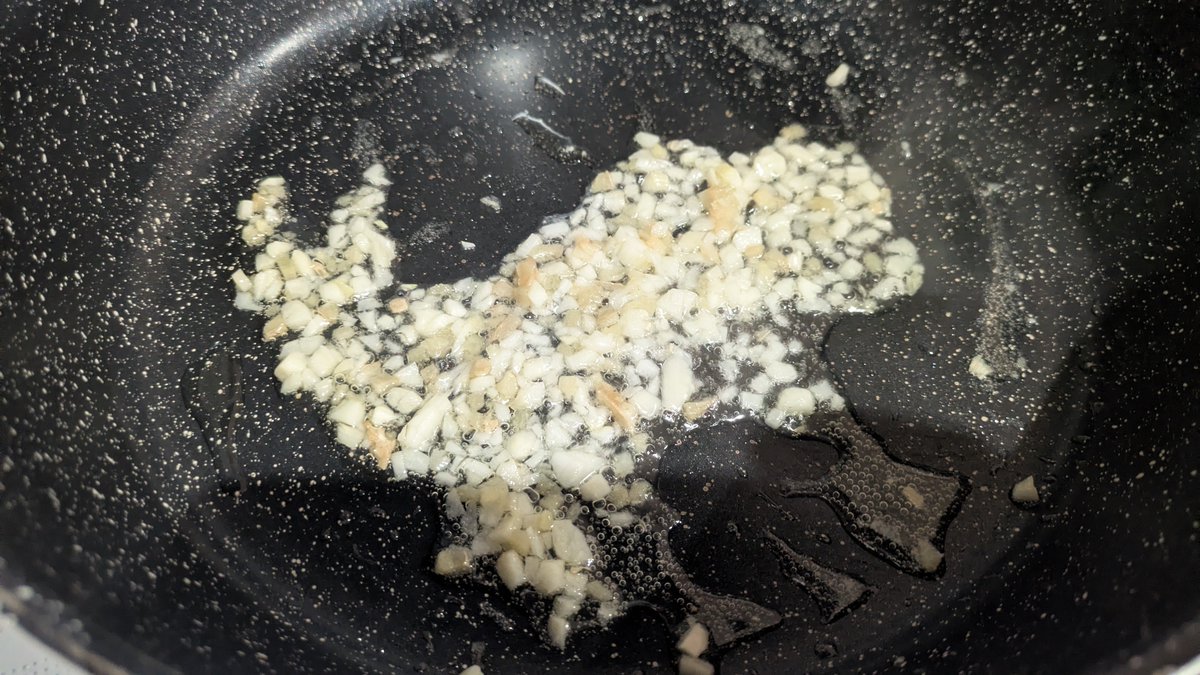 m19341934's tweet photo. 今夜は母が『木綿豆腐があるから何にしよう？』って言ってたので、自分の分は麻婆豆腐でも作ろうかと思ったけど挽き肉がなかったので冷凍してあった豚肉を細かく切って挽き肉代わりにして作ることに···。

まずみじん切りにしたニンニクと生姜をじっくりと炒めていきます。
#枢ごはん
#ナナニジ料理部 https://t.co/zOwnD4VBPK