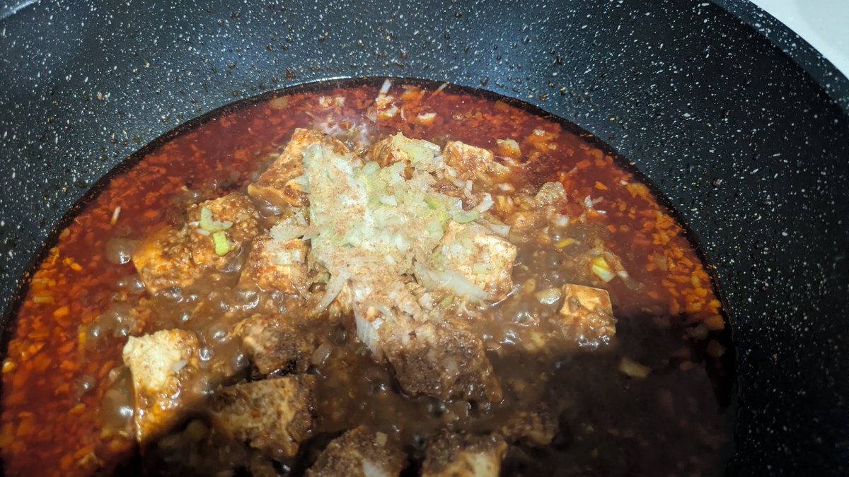 m19341934's tweet photo. 木綿豆腐を加えたらヘラなどで適当に崩し、再び沸騰してきたら蓋をして強火で約1分煮ます。

約1分後、みじん切りにした白ネギと花椒を加えてひと煮たちさせ、水溶き片栗粉を加えてとろみをつけたら再び強火でほんの少〜し焦がすような感じで煮ます。(焦がしすぎダメ、絶対)
#枢ごはん
#ナナニジ料理部 https://t.co/GcsaMQaPeK