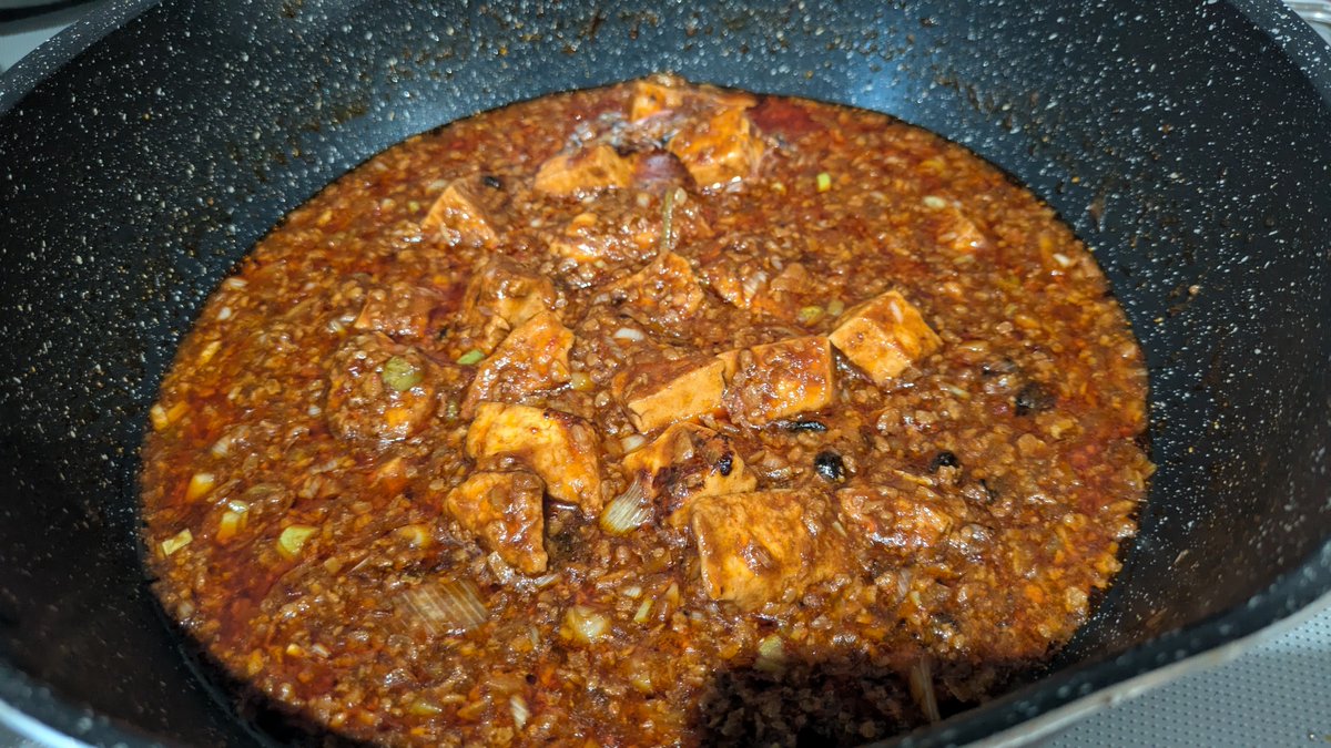 m19341934's tweet photo. ···というわけで、麻婆豆腐の完成〜♪♪😺😺
後はお皿にご飯を盛り、麻婆豆腐をバッとぶっかければ麻婆飯の完成〜♪♪(⁠*⁠´⁠ω⁠｀⁠*⁠)
#枢ごはん
#ナナニジ料理部 https://t.co/akYrGnZk7c