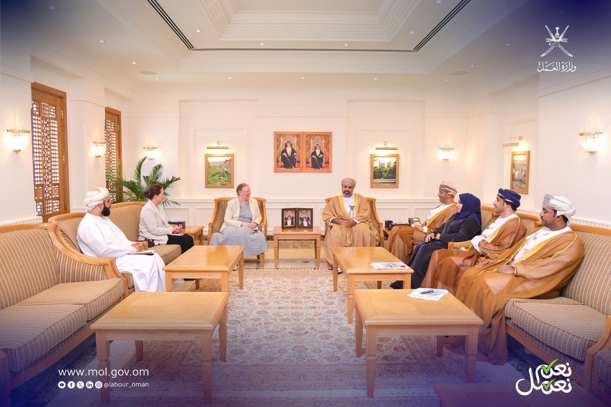 Labour_OMAN's tweet photo. استقبل معالي الأستاذ الدكتور محاد بن سعيد باعوين وزير العمل الموقر في مكتبه بديوان عام الوزارة ، سعادة الدكتورة ليان سوندرز، السفيرة البريطانية المعتمدة لدى سلطنة عمان.
جرى خلال اللقاء بحث سبل تعزيز التعاون الثنائي في مجالات العمل بما يدعم تطلعات البلدين نحو شراكة فعّالة ومستدامة https://t.co/HPzwss8cVO