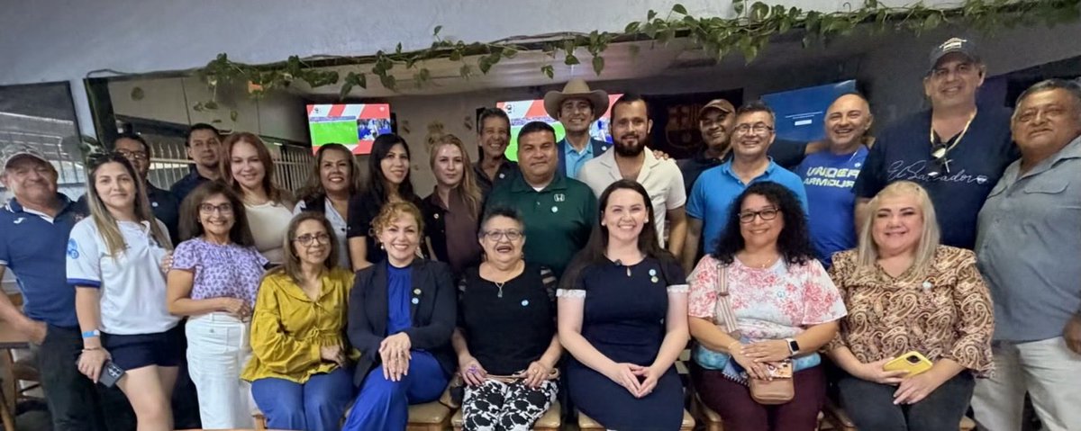 DianaMendozaNI's tweet photo. En el pasado conversatorio de #HoustonOficial seguimos fortaleciendo el acercamiento con nuestra comunidad de salvadoreños en Houston, escuchando sus aportes, el trabajo que realizan y el apoyo INCONDICIONAL que le brindan al presidente @nayibbukele 🇸🇻

También tuve la oportunidad de escuchar diferentes puntos que nuestra #DiasporaSV considera que deben mejorarse, conocer qué esperan de una verdadera representación legislativa y aclarar dudas a través de un diálogo directo y cercano.

Agradezco sinceramente a todas las personas que se hicieron presentes, especialmente a quienes no pertenecen a ninguna estructura partidaria, pero comparten su apoyo al presidente y decidieron acercarse, conversar y aportar desde su experiencia como parte de nuestra diáspora.

Me llena de gratitud recibir también su apoyo para que juntos continuemos trabajando de forma cercana, escuchando y construyendo desde las necesidades reales de nuestra comunidad.

Mi agradecimiento especial a toda la estructura de Nuevasideasoficialhoustontexas, un cuerpo de líderes comprometidos que trabaja activamente por su comunidad y que continúa generando espacios de encuentro, participación y organización.

Seguimos escuchando, acercándonos y construyendo juntos. 🇸🇻