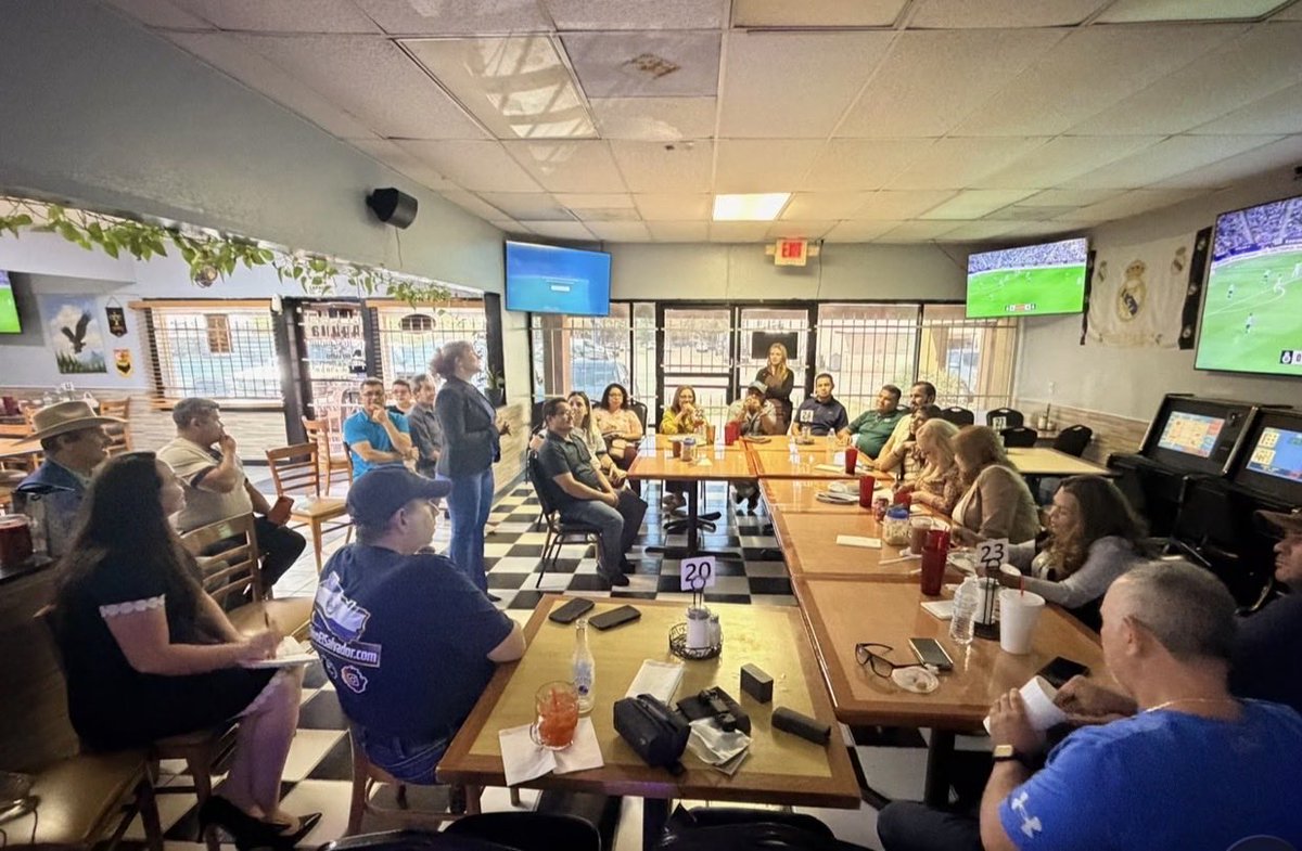 DianaMendozaNI's tweet photo. En el pasado conversatorio de #HoustonOficial seguimos fortaleciendo el acercamiento con nuestra comunidad de salvadoreños en Houston, escuchando sus aportes, el trabajo que realizan y el apoyo INCONDICIONAL que le brindan al presidente @nayibbukele 🇸🇻

También tuve la oportunidad de escuchar diferentes puntos que nuestra #DiasporaSV considera que deben mejorarse, conocer qué esperan de una verdadera representación legislativa y aclarar dudas a través de un diálogo directo y cercano.

Agradezco sinceramente a todas las personas que se hicieron presentes, especialmente a quienes no pertenecen a ninguna estructura partidaria, pero comparten su apoyo al presidente y decidieron acercarse, conversar y aportar desde su experiencia como parte de nuestra diáspora.

Me llena de gratitud recibir también su apoyo para que juntos continuemos trabajando de forma cercana, escuchando y construyendo desde las necesidades reales de nuestra comunidad.

Mi agradecimiento especial a toda la estructura de Nuevasideasoficialhoustontexas, un cuerpo de líderes comprometidos que trabaja activamente por su comunidad y que continúa generando espacios de encuentro, participación y organización.

Seguimos escuchando, acercándonos y construyendo juntos. 🇸🇻