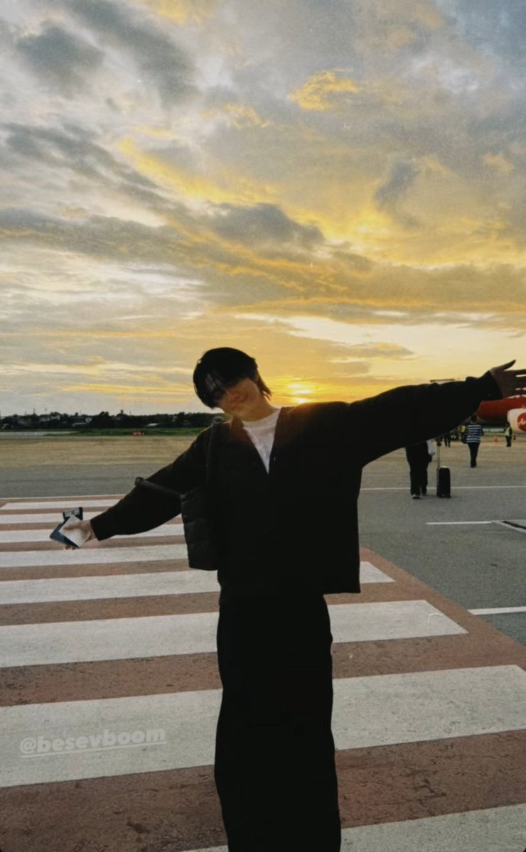 AB_foryou0928's tweet photo. Tpop idol & actor Aou Thanaboon and actor Boom Tharatorn were spotted posting suspiciously matching sky photos from what appears to be the exact same place and fans are NOT letting this slide. Some are calling it a coincidence while others are absolutely convinced these two were together. Whatever it was fans can already connect the dots👀