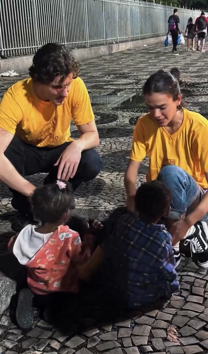ShawnMendesBRA's tweet photo. Shawn Mendes e Bruna Marquezine ontem no projeto social “Macarrão com Salsicha”, no Rio de Janeiro. ❤️

A ação contou com a distribuição de mais de 3.300 quentinhas para pessoas em situação de vulnerabilidade. https://t.co/wD7pzYT3xO