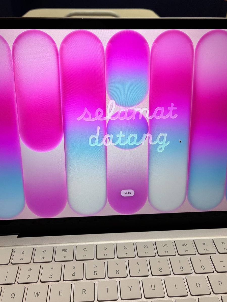 gemistale's tweet photo. say ‘hi’ ke laptop baru ku: macbook neo 🥺 https://t.co/oUnXuqrsGA