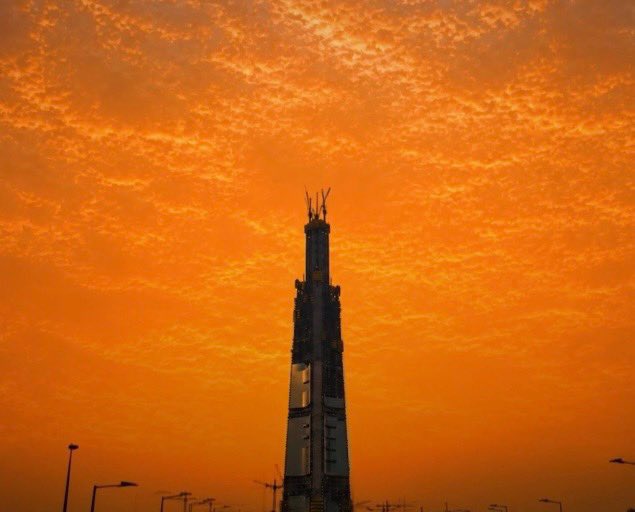 SaudiProject's tweet photo. يتواصل صعود #برج_جدة، أطول برج في العالم، حيث بلغت أعمال الإنشاء الطابق 113، وسط وتيرة تنفيذ متسارعة تُسجّل إنجاز طابق جديد كل خمسة أيام، ليواصل البرج ارتفاعه متجهًا نحو حاجز الكيلومتر https://t.co/UvmHHbDol4