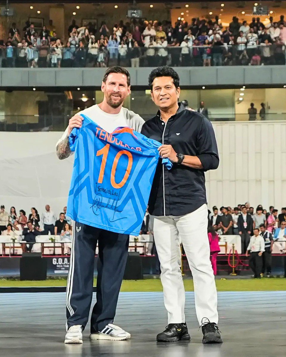 100MasterBlastr's tweet photo. The unmatched legacy of No. 10 👑

It was never just a jersey number, it was magic, mastery, and pure emotion ❤️

Happy Retirement from international football, Lionel Messi! Thank you for inspiring generations! ✨

[Lionel Messi, Sachin Tendulkar, Jersey No 10, International Retirement, Argentina]