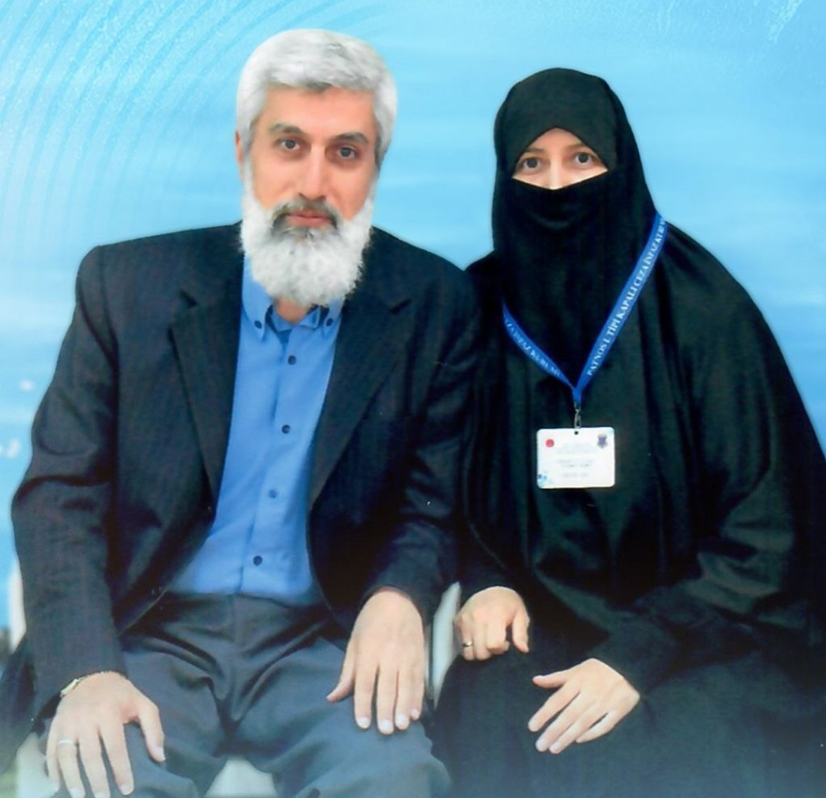 sukeynakasrga's tweet photo. Aileyi parçalamak, çocukları yollarda perişan etmek adalet tesis etmek değildir! Bir anneyi ve babayı ayrı ayrı sürgün edip çocuklara 36 saatlik yol eziyeti çektirmek açıkça psikolojik işkencedir. Hangi kanunda, hangi insani değerde var bu vicdansızlık?

Maskelerinizi düşüren bu adaletsizliklere son verin !

TutuklulukZulmünü Bitirin
AlparslanHocaya Özgürlük
SemraHocaya Özgürlük