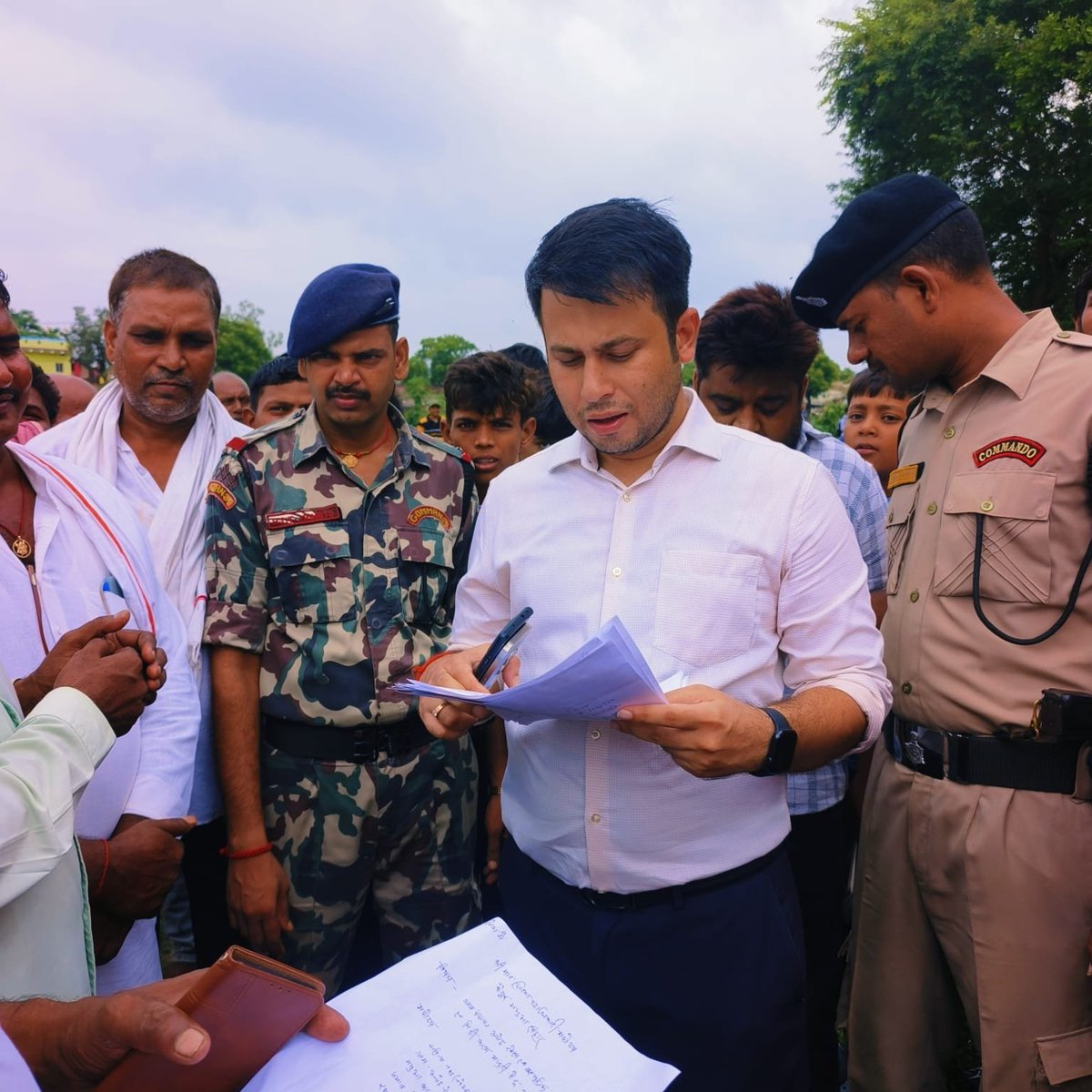 kaimurdm's tweet photo. जिला पदाधिकारी, कैमूर ने अमेठ पंचायत में 'सहयोग शिविर', मॉडल स्कूल और मोहनिया अस्पताल का निरीक्षण किया।
जनसमस्याओं के त्वरित समाधान, नल-जल व्यवस्था, गु��वत्तापूर्ण शिक्षा व बेहतर स्वास्थ्य सुविधाओं हेतु अधिकारियों को सख्त निर्देश दिए।
#Kaimur #kaimurdm #PublicService
@IPRDBihar https://t.co/2x9HFchDHX