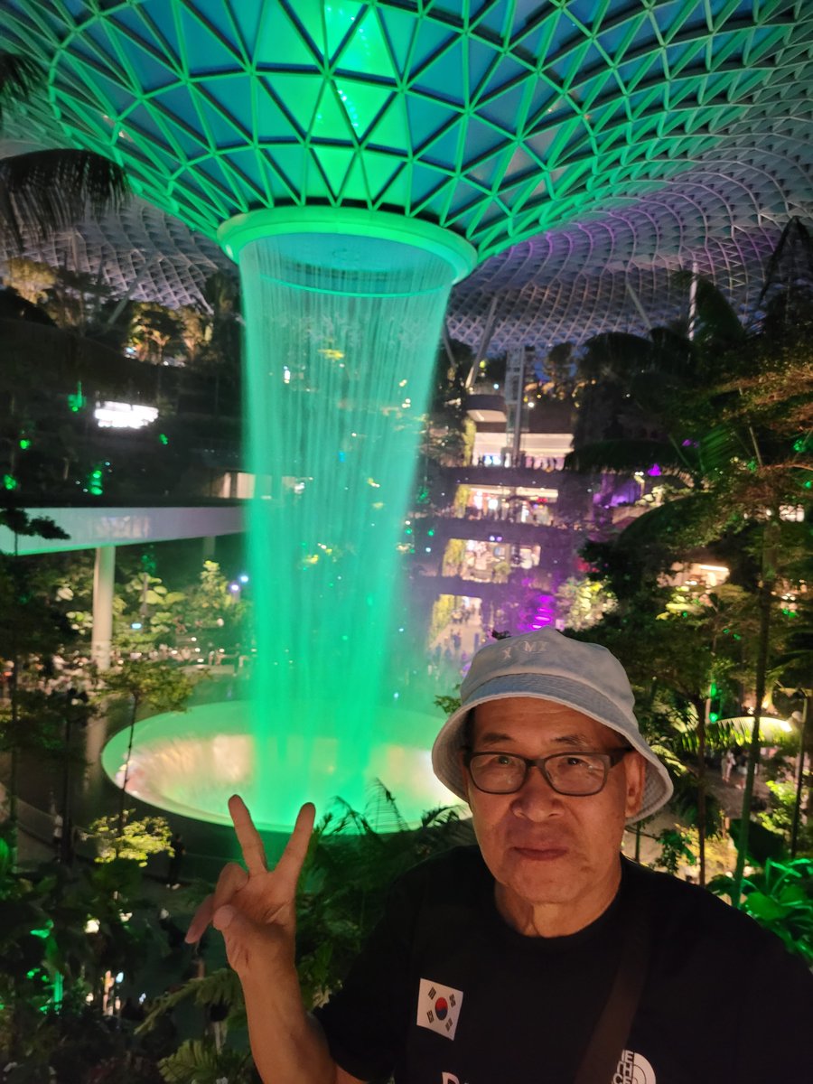 HiesikKim's tweet photo. Singapore Changi International Airport, Terminal T1에는 Jewel Water Rain Votex,
dome height 100m, dome diameter 200m, waterfall 40m
Awesome waterfall 57,000litre/min
colorful Laser show and 
loud music concert.
It is so wonderful to look at, especially during waiting some hours https://t.co/tIZsgwo8Uw