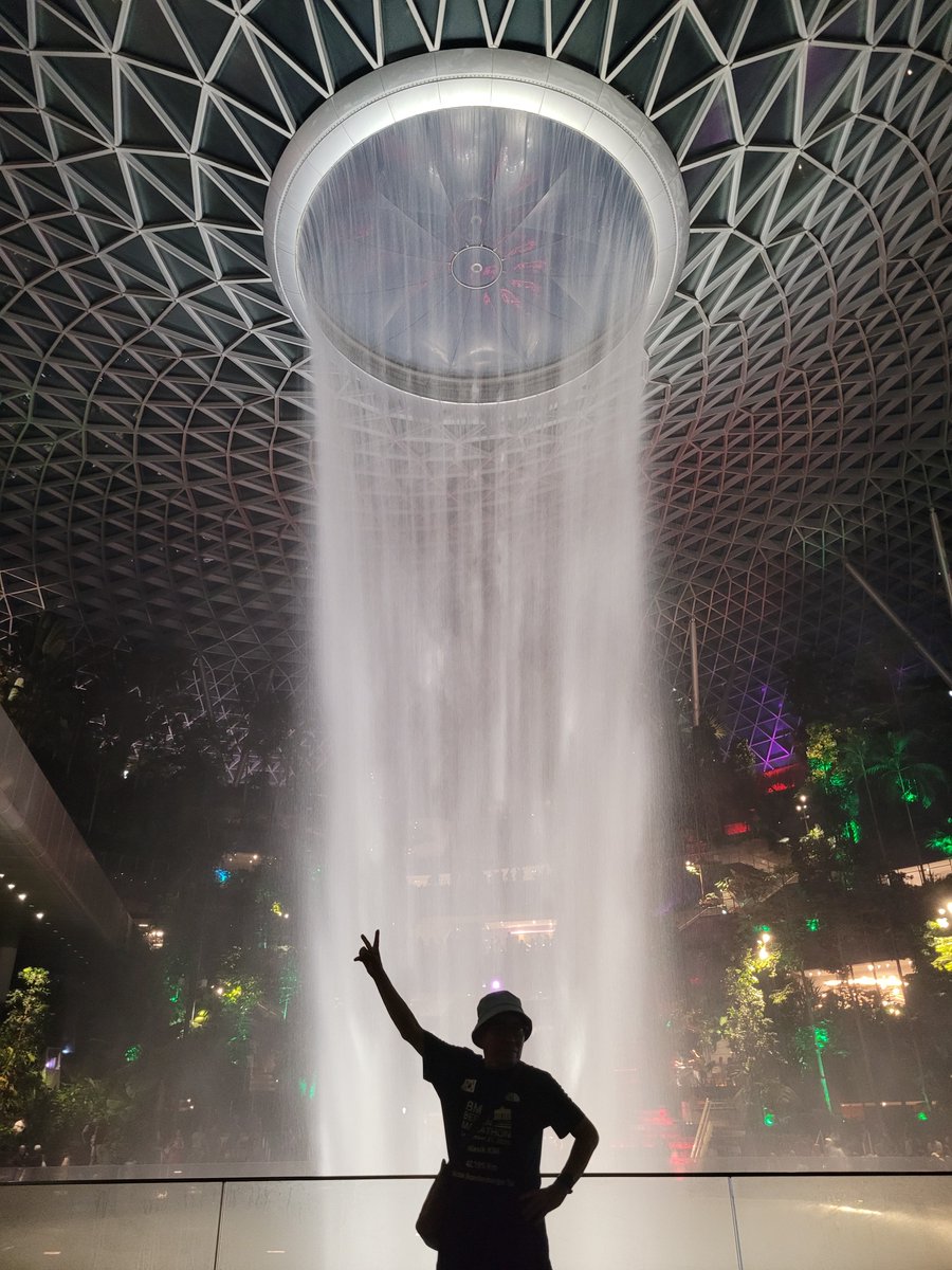 HiesikKim's tweet photo. Singapore Changi International Airport, Terminal T1에는 Jewel Water Rain Votex,
dome height 100m, dome diameter 200m, waterfall 40m
Awesome waterfall 57,000litre/min
colorful Laser show and 
loud music concert.
It is so wonderful to look at, especially during waiting some hours https://t.co/tIZsgwo8Uw