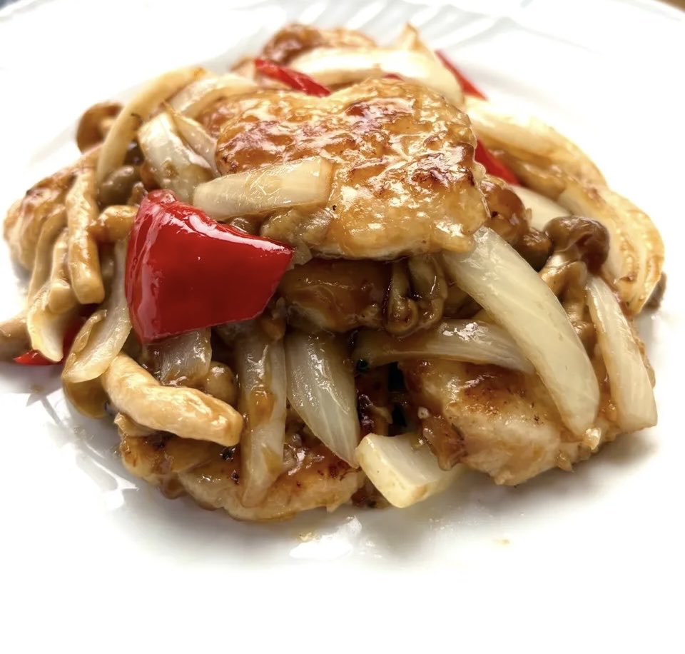 king20105293977's tweet photo. 晩ご飯
鶏胸肉と玉葱しめじの甘酢炒め、鶏むねと茄子の焼きびたし、豆腐入りチョレギサラダ🧅🍆🥗😋　もう秋🍂かな😅 https://t.co/gYU1g6BEoL