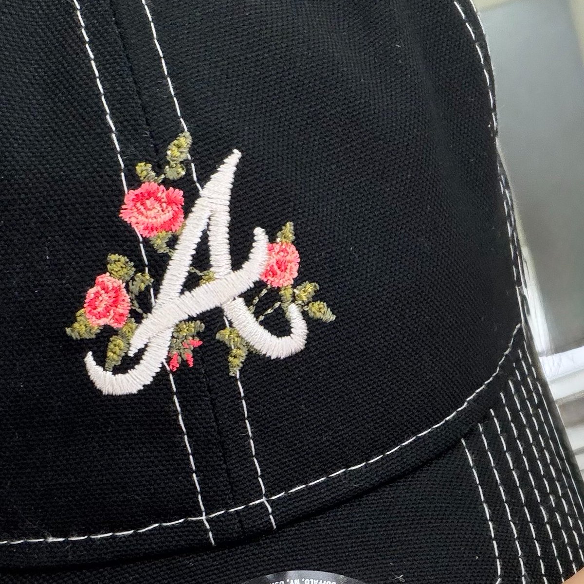 mrefleur's tweet photo. 新しいキャップ探してたときに
ATS概念では？と思わず買ってしまった🥀 https://t.co/RNH6oMEg3V
