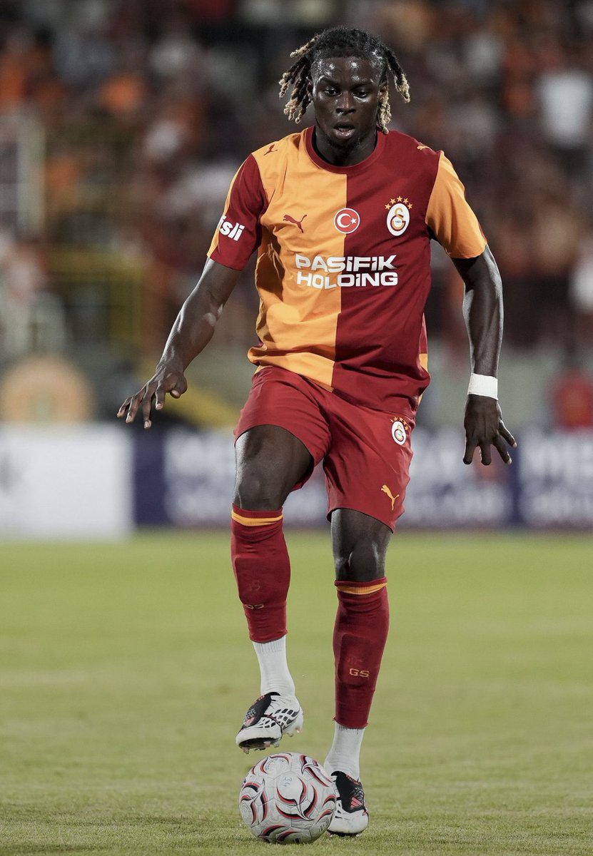 Burakeren_1987's tweet photo. Ugochukwu'yu 3.5 milyon avro kiralama bedeli ve 26.2 milyon avro satın alma opsiyonu karşılığında kiraladık. 2.6 milyon avro da maaşı var.

Juventus ise Pape Sarr'ı 2 milyon avro kira bedeli ve 28 milyon avro satın alma opsiyonu karşılığında kiraladı. Maaşı da Ugochukwu'ya benzer rakamdır.

Pape Sarr, Galatasaray'a gelse maaşı daha fazla olurdu ama kira bedeli Ugochukwu ile neredeyse aynı. Aralarındaki fark ise devasa.