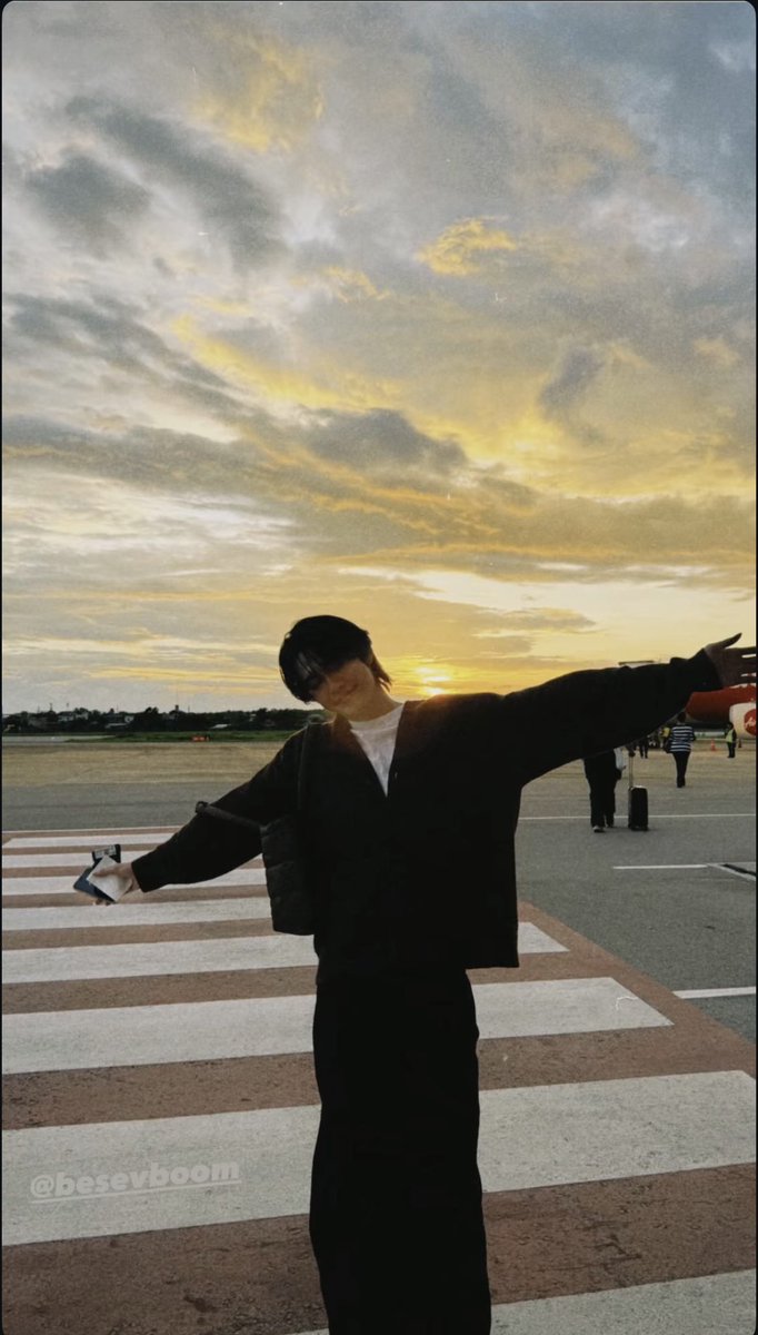 gtguitatar's tweet photo. ท้องฟ้ากับพวกแก น่ารักเสมอเลย🌅

— #aou_tnbknr #besevboom 🌟 https://t.co/sLYFKO78iG