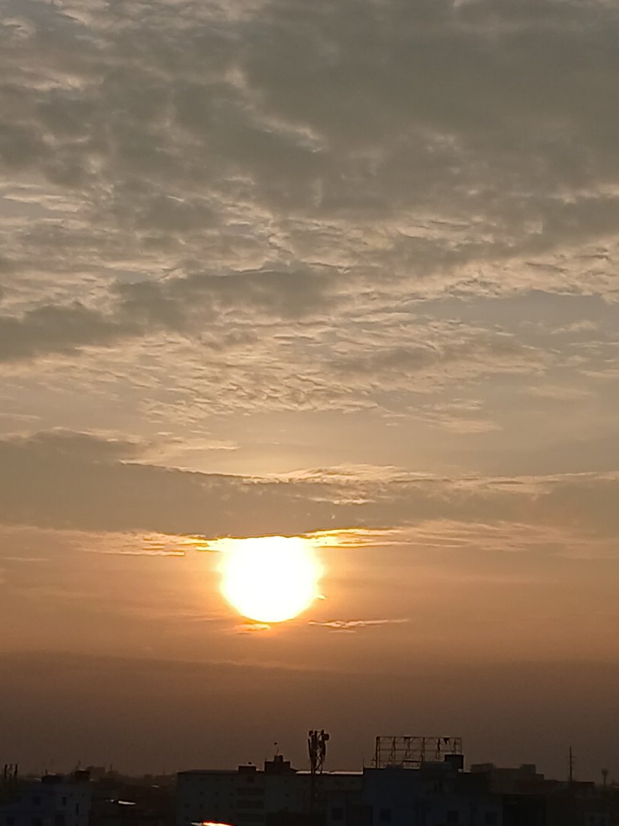 aestheticspost_'s tweet photo. serene sunrise over cityscape. 

ai edit                                  raw image https://t.co/LR5CNVyeNs