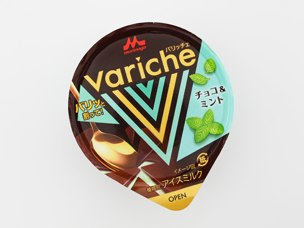 icemania's tweet photo. 【チョコ＆ミント】3分待ってからの、バリッ。

森永乳業『Variche（バリッチェ） チョコ＆ミント』

天面を覆う分厚いチョコを割ると、下から淡いグリーンのミントアイス。アイスの中にも大小いろんなサイズのチョコがぎっしり！カップの底までチョコが尽きない。うま～!!😋