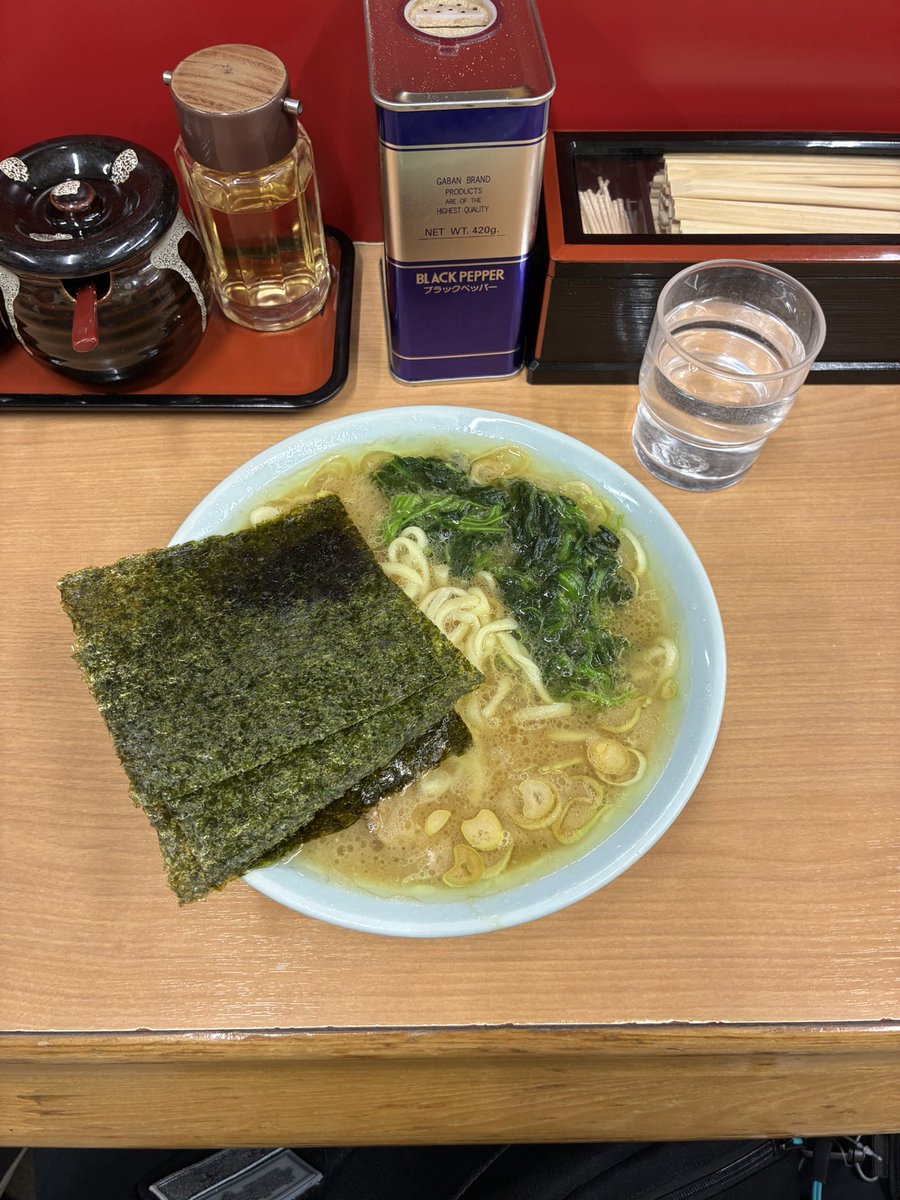 c4_613's tweet photo. 千葉家　ラーメン並　普通
ヨシトミさんがよくツイートしてた千葉家さん
今まで食べた家系で過去一だった。
すっきりしたスープにネギの風味があまりにも良すぎてニコニコしながら完食。
明日も行く https://t.co/FUlVsflDcH