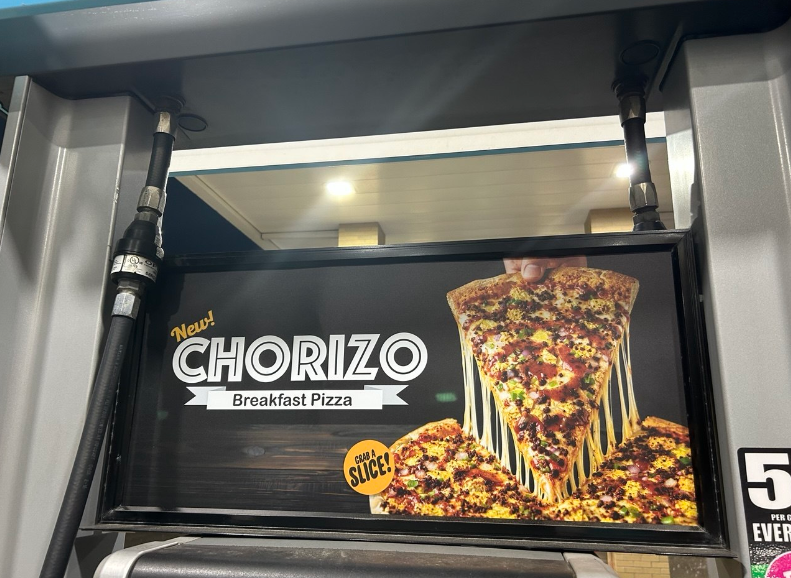Pizza_on__Sol's tweet photo. Welcome September! 🍕🔥
Is it a dream or what!? Filling Gas early this morning and I see this. 
Pizza taking over not just Web 3 but entire Galaxy. 
https://t.co/LAMN1CmrxE https://t.co/aPQOZJ5szx 💕 https://t.co/Xc966TdJqR