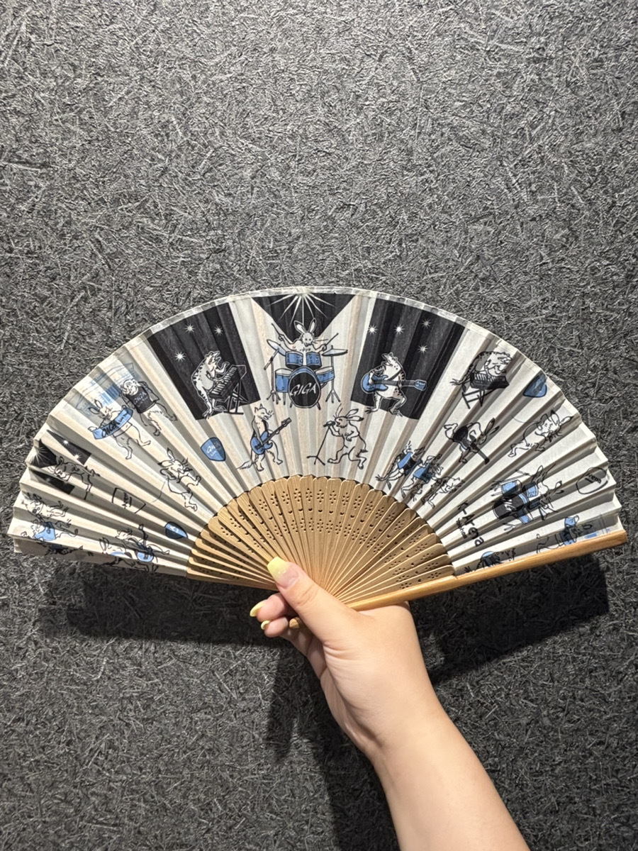 k_arena_shop's tweet photo. 本日は #Kアリーナ横浜 にて
『桑田佳祐 #夏祭りツアー2026 supported by カンロ』が開催されます🏮

会場目の前のショップでは
【鳥獣戯画×Kアリーナ横浜】グッズを販売中🎤

ここでしか買えない限定のバンドデザインをゲットしちゃいましょう！

是非お立ち寄りください🎶 https://t.co/RiDBD5SdTs