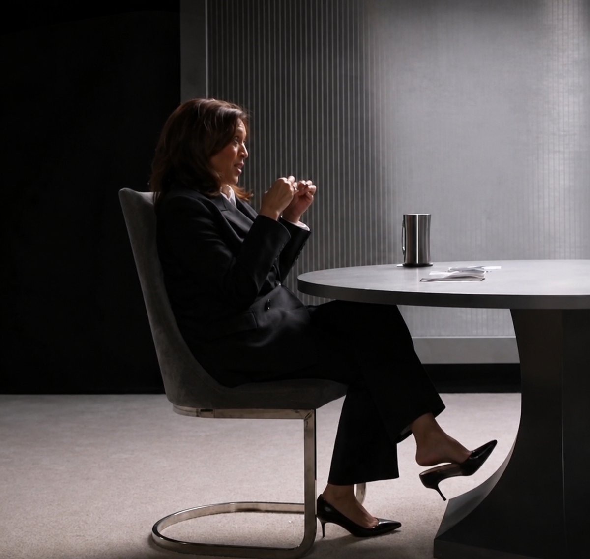 LegsMagazine's tweet photo. Kamala harris dangling again! If she ran for president id definitely vote for her! #footfetısh #dangling #kamalaharris #prettyfeet #highheels #ebony #indian #democrat #liberal #vicepresident #biracial #centrist #progressive #interview https://t.co/ltfdd6T3P8