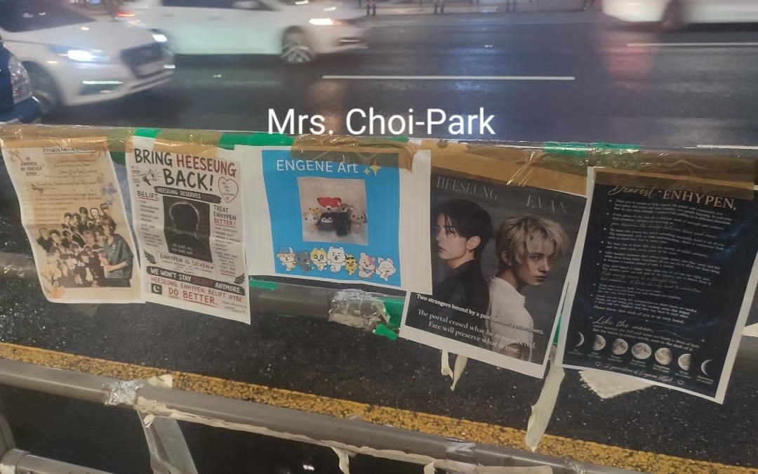 sunoolove7's tweet photo. POSTERS OUTSIDE HYBE 😭🫶 https://t.co/zuIewO32Tj