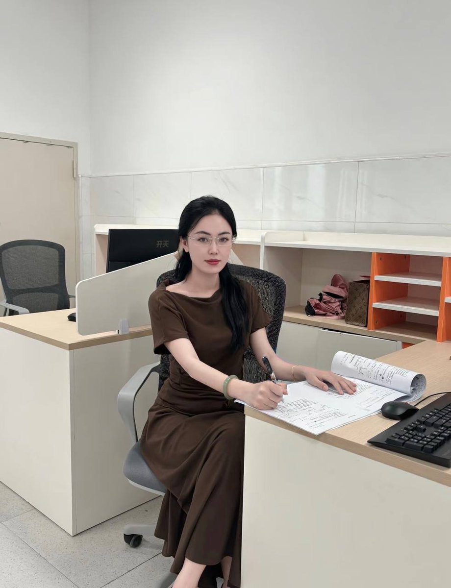 ___tiera___'s tweet photo. 当了老师才知道原来经常回应你的学生真的容易被记住，开学第一天叫出了好多学生的名字 ~   #老师日常 #开学第一天 https://t.co/muo5XbtNZH