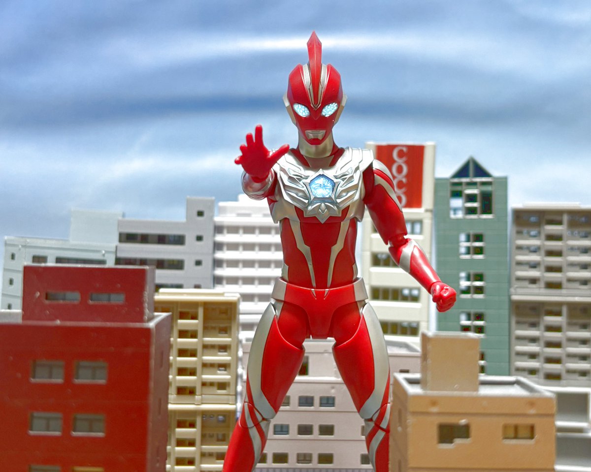 masare1993's tweet photo. 俺の名はオメガ。
「ソラ」から落ちてきた宇宙人(ウルトラマン)
#フィギュアーツ撮影部
#ちいさな巨大特撮
#ウルトラアーツ
#ウルトラマンオメガ https://t.co/vKqj4NFgQF