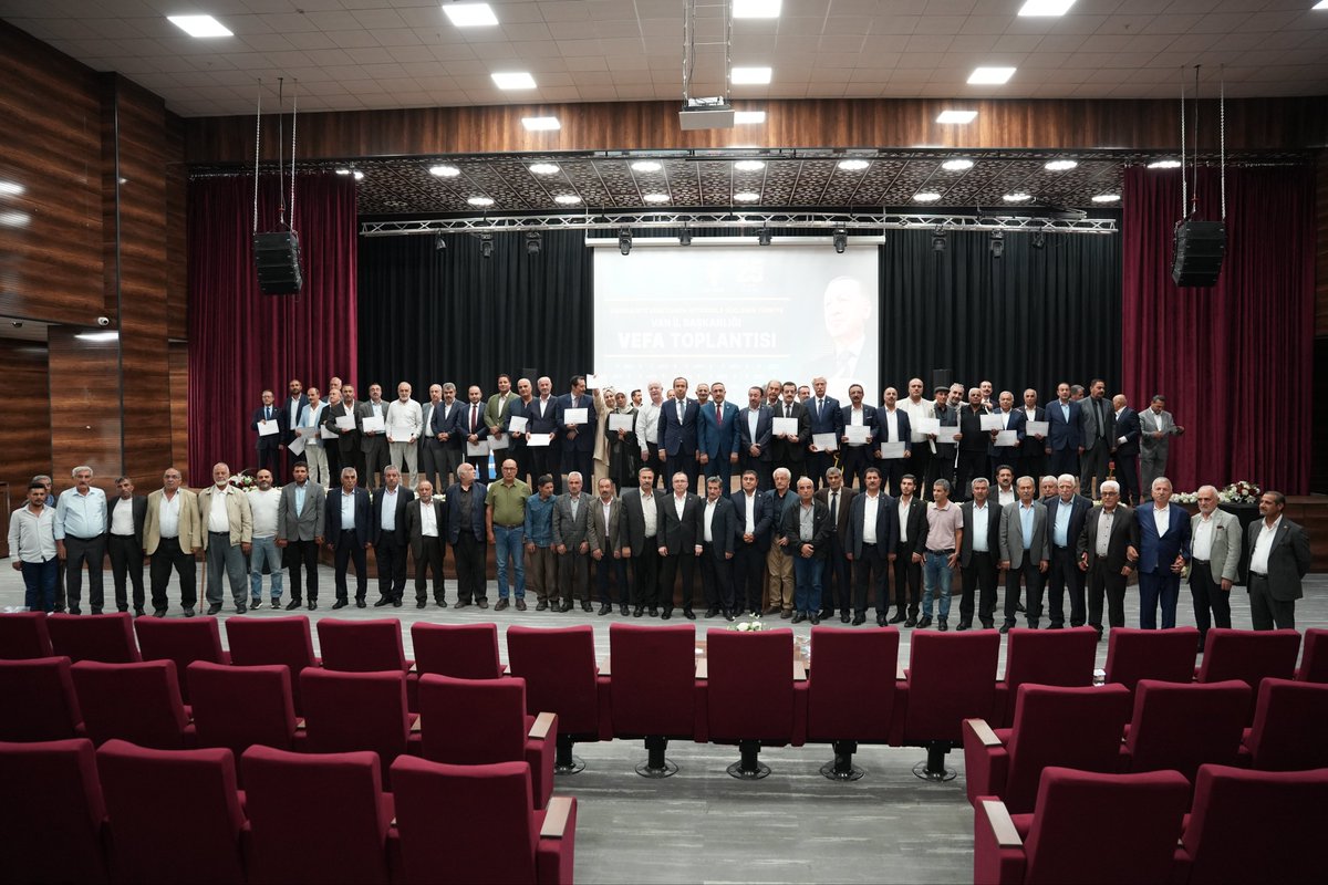 AK_PartiVan's tweet photo. AK Parti Genel Merkez Teşkilat Başkanlığımızın Vefa Programı kapsamında, İl Başkanımız Sayın Abdulahat Arvas’ın ev sahipliğinde; geçmiş dönem il yönetim kurulu üyelerimiz, belediye başkanlarımız, ilçe başkanlarımız ve belediye meclis üyelerimizle bir araya geldik.

Teşkilatımızın dününden bugününe emek veren, davamıza gönül veren tüm yol arkadaşlarımızla buluşmanın mutluluğunu yaşadık.

Genel Merkez Teşkilat Başkan Yardımcımız Sayın Uğur Aydemir ve MKYK Üyemiz Sayın Mustafa Özkan’ın katılımlarıyla gerçekleştirdiğimiz bu anlamlı buluşmada, geçmişten geleceğe uzanan güçlü teşkilat bağlarımızı bir kez daha pekiştirdik.

Cumhurbaşkanımız ve Genel Başkanımız Sayın Recep Tayyip Erdoğan’ın liderliğinde, Türkiye Yüzyılı hedeflerimiz doğrultusunda; birlik, beraberlik ve kardeşlik içerisinde durmadan, yorulmadan çalışmaya devam edeceğiz.
@akparti
@abuyukgumus 
@uguraydemir45 
@06mozkan 
@MustafaAlkayis 
@Recep_ayd25