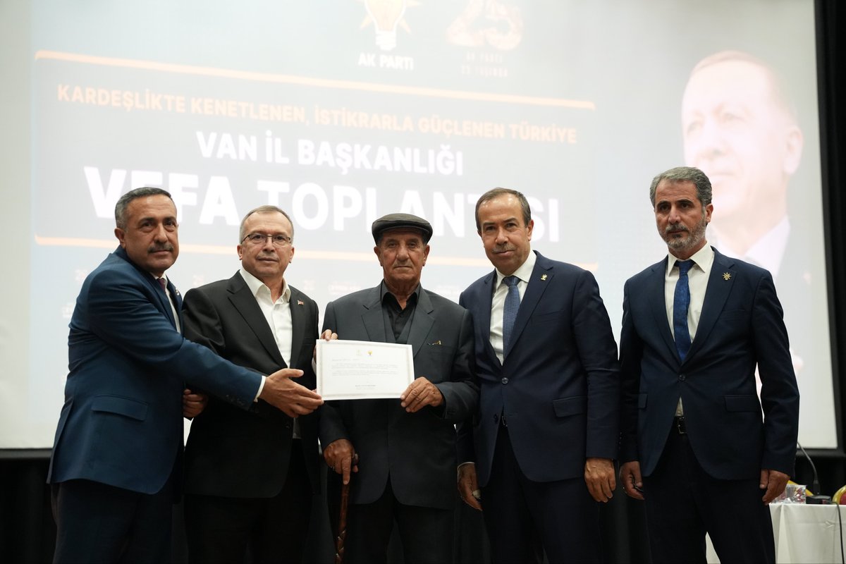 AK_PartiVan's tweet photo. AK Parti Genel Merkez Teşkilat Başkanlığımızın Vefa Programı kapsamında, İl Başkanımız Sayın Abdulahat Arvas’ın ev sahipliğinde; geçmiş dönem il yönetim kurulu üyelerimiz, belediye başkanlarımız, ilçe başkanlarımız ve belediye meclis üyelerimizle bir araya geldik.

Teşkilatımızın dününden bugününe emek veren, davamıza gönül veren tüm yol arkadaşlarımızla buluşmanın mutluluğunu yaşadık.

Genel Merkez Teşkilat Başkan Yardımcımız Sayın Uğur Aydemir ve MKYK Üyemiz Sayın Mustafa Özkan’ın katılımlarıyla gerçekleştirdiğimiz bu anlamlı buluşmada, geçmişten geleceğe uzanan güçlü teşkilat bağlarımızı bir kez daha pekiştirdik.

Cumhurbaşkanımız ve Genel Başkanımız Sayın Recep Tayyip Erdoğan’ın liderliğinde, Türkiye Yüzyılı hedeflerimiz doğrultusunda; birlik, beraberlik ve kardeşlik içerisinde durmadan, yorulmadan çalışmaya devam edeceğiz.
@akparti
@abuyukgumus 
@uguraydemir45 
@06mozkan 
@MustafaAlkayis 
@Recep_ayd25