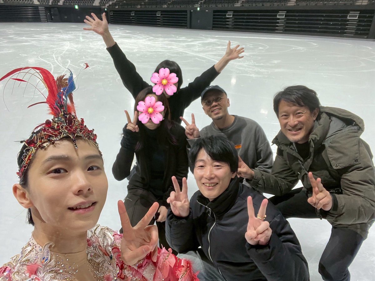 SatomiItoDesign's tweet photo. 『Couture on Ice』を手に取ってくださった皆様、会場へお越しくださった皆様、本当にありがとうごさいました❗️そして作品に協力してくださった皆様ありがとうございました。
氷上撮影後に皆で撮りました。羽生さんが小顔すぎる⭐️羽生さん本当にありがとうございました✨
※画像掲載許可頂いてます👐🏻 https://t.co/O6LSwWnCku