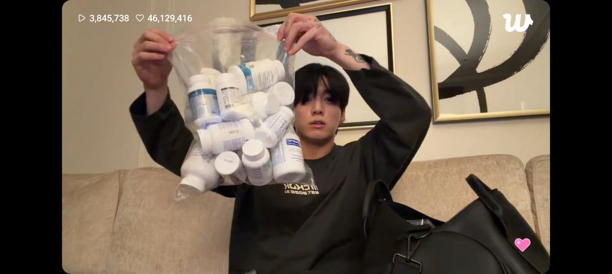 ncessyya's tweet photo. 🗣️"ada yang punya obat pusing engga ya?" 
🐰 "aku punya" 

🗣️"obat radang ada yang bawa ga?" 
🐰"aku bawa" 

🗣️"aku kayak nya butuh vitamin deh" 
🐰"ambil punya ku aja" 

🗣️"aku kayaknya sariawan deh" 
🐰"ambil di tas ku ada" 
🗣️"yang mana obat nya" 
🐰"gatau baca aja satu satu" https://t.co/oG9wTyqjQ5