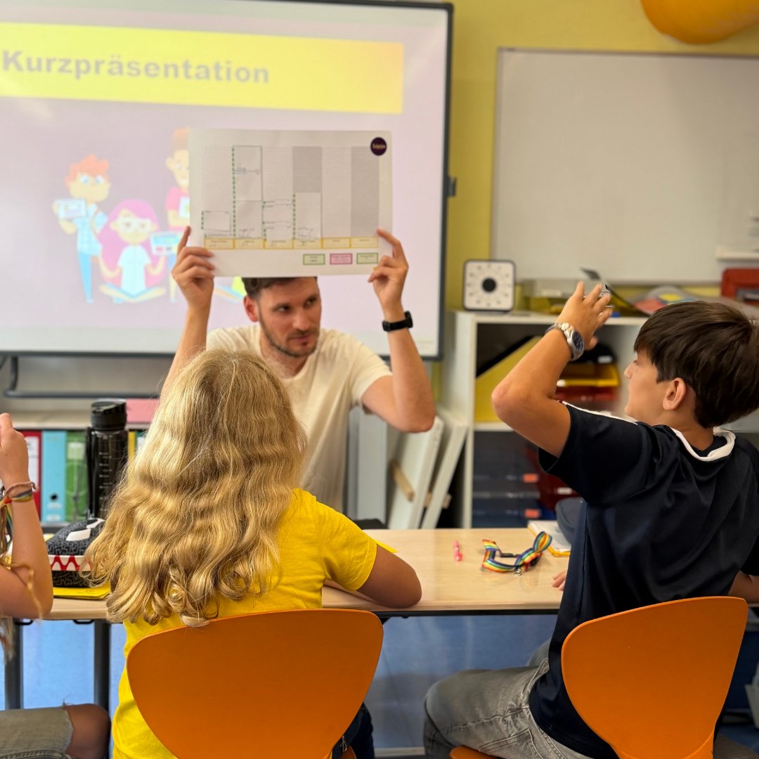 SenBJF's tweet photo. Sie wird heute im Beisein von Staatssekretärin Christina Henke in der Grundschule im Blumenviertel vorgestellt. „Wer schon in der Grundschule lernt, wie Taschengeld, Sparen und Konsum zusammenhängen, tut sich später leichter verantwortungsbewusst mit Geld umzugehen", so Henke.2/2 https://t.co/ZgyHf4Xed2