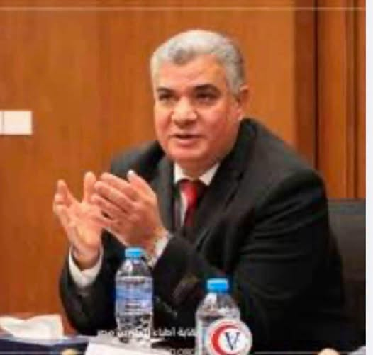 EYAD_ATIA55's tweet photo. بمناسبة حادثة عميد طب بيطري 🙏….
تخلف التعليم في مصر عندما توقفت الدولة عن إرسال طلبة  الماجستير والدكتوراه  للغرب للإنفتاح على الحضارات !!  كان الاستاذ الجامعي في السابق بحجم وطن ! الان اصبح الاستاذ الجامعي من الريف للمدينة الجامعية ثم الماجستير والدكتوراه ولم يبرح قريته !!  
ويظل هو نفس الريفي بكل افكار الزاوية  التي استمع فيها لرجل دين لم يبرح قريته !!!
   اصبح الاستاذ الجامعي الان مجرد موظف عديم الخبرات منغلق ثقافياً !!!  متخلف دينياً !! 
 وب��لتالي اصبح التلاميذ يحملون نفس افكاره الماضوية!!! كلامي لا ينطبق على الجميع ولكن الغالبية الساحقة للاسف !!!