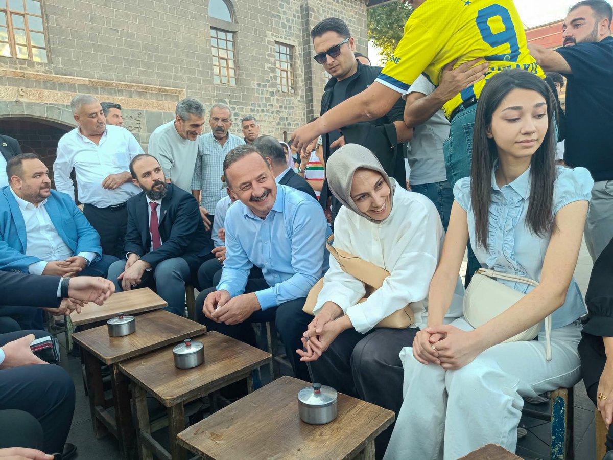 anahtarparti's tweet photo. Diyarbakır’da tarihin izinde, milletimizle gönül gönüle…

Genel Başkanımız Sayın Yavuz Ağıralioğlu, Diyarbakır ziyaretinde kentin tarihi ve kültürel mirasını yerinde görerek Diyarbakır Surları’nı, Nebî Camii’ni ve Arkeoloji Müzesi’ni ziyaret etti. Program kapsamında esnafımızla da bir araya gelen Genel Başkanımız, talep ve beklentileri dinledi.

Bölge il başkanlarımızın eşlik ettiği programa Genel Sekreterimiz Sayın Nihal Ağca, Çevre, Şehircilik, Afet ve Su Politikaları Başkanımız Sayın Emine Küçükali ile genel başkanımızın ailesi de katıldı.