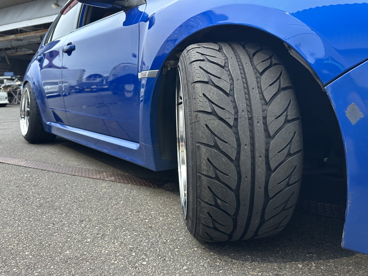 KIMURAAutoWorks's tweet photo. フロントも入りました‼️
足回りを㊙️加工してキャンバーも前後で揃えていい感じになりました‼️
フェンダー、アーチ加工無しで10.5J+15
飲みましたね☺️
タイヤも265幅でイカついです😎
 #インプレッサ #GRF #スバル #SUBARU
 #impreza #RAYS #VILKRACING https://t.co/Vgy4vIer8z