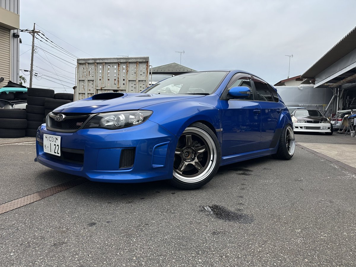 KIMURAAutoWorks's tweet photo. フロントも入りました‼️
足回りを㊙️加工してキャンバーも前後で揃えていい感じになりました‼️
フェンダー、アーチ加工無しで10.5J+15
飲みましたね☺️
タイヤも265幅でイカついです😎
 #インプレッサ #GRF #スバル #SUBARU
 #impreza #RAYS #VILKRACING https://t.co/Vgy4vIer8z