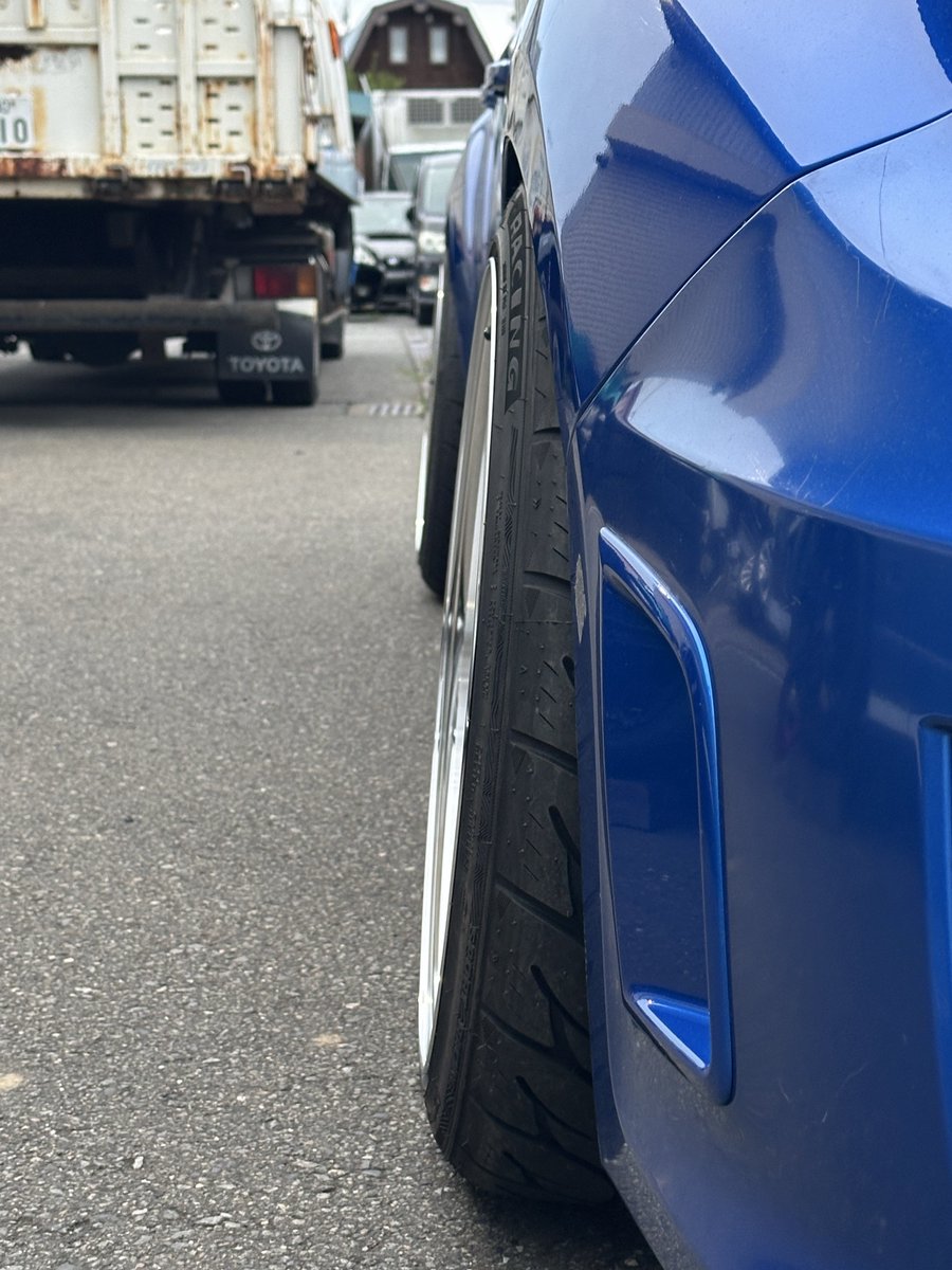 KIMURAAutoWorks's tweet photo. フロントも入りました‼️
足回りを㊙️加工してキャンバーも前後で揃えていい感じになりました‼️
フェンダー、アーチ加工無しで10.5J+15
飲みましたね☺️
タイヤも265幅でイカついです😎
 #インプレッサ #GRF #スバル #SUBARU
 #impreza #RAYS #VILKRACING https://t.co/Vgy4vIer8z