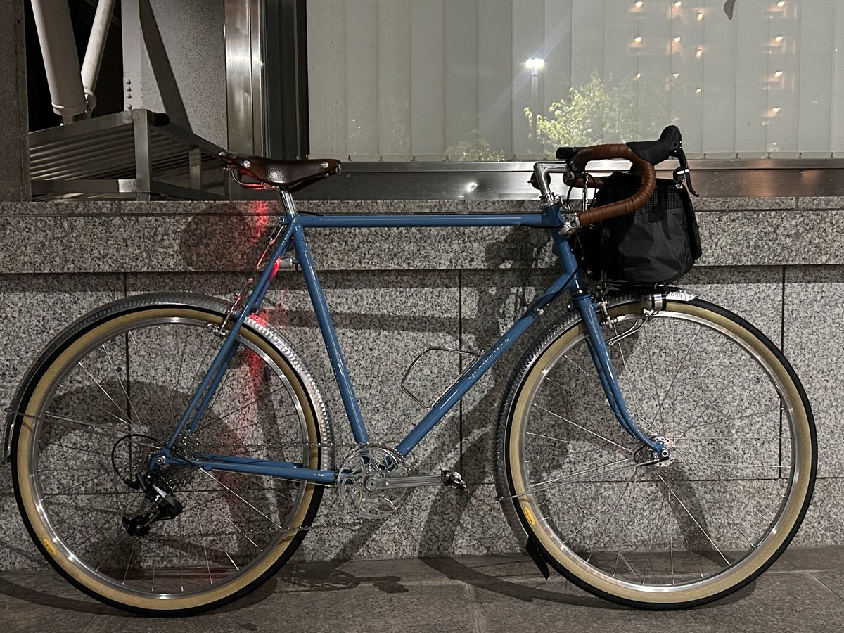 yamaj0vb's tweet photo. 新しく組んだブルベ用ランドナー。
フロントシングル.42Bタイヤ.前後ダイナモと今までとガッツリ性格変えた一台ですが実際にブルベ走ってみたら大変良い感じです！
巡行ペース遅くなるかもと思いましたがそんなこともなく元気に走ってくれるので楽しい一台です
#ランドナーは良いぞ https://t.co/AiCq9tJ8xW