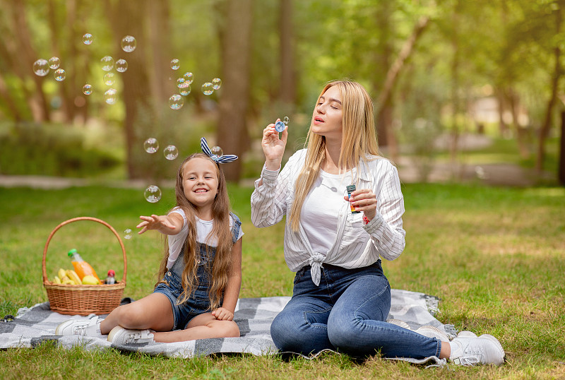 ariay674152's tweet photo. [Trying this super easy 10-min bubble game with my kid—so much giggles, no screens, just pure fun! ] https://t.co/zqK7iag4Lo